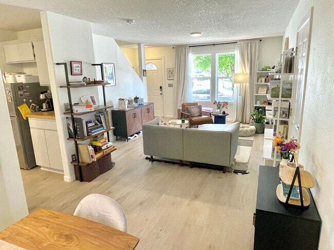 Foto del edificio - Boise Neighborhood 2-Story with Hardwood F...