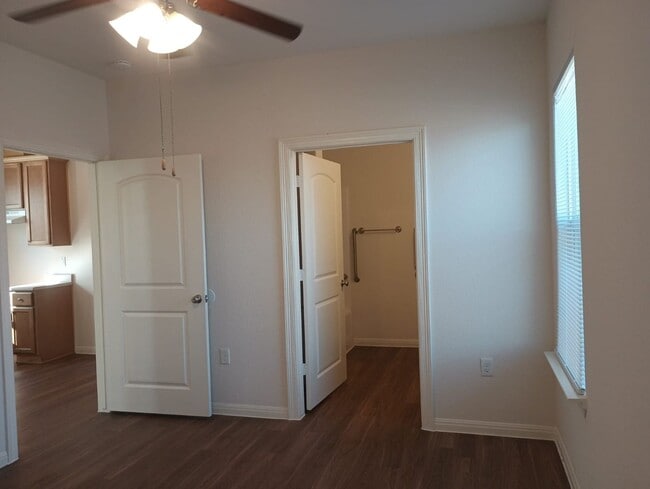 Building Photo - Cozy 2 bed / 1 bath - Move in Ready!