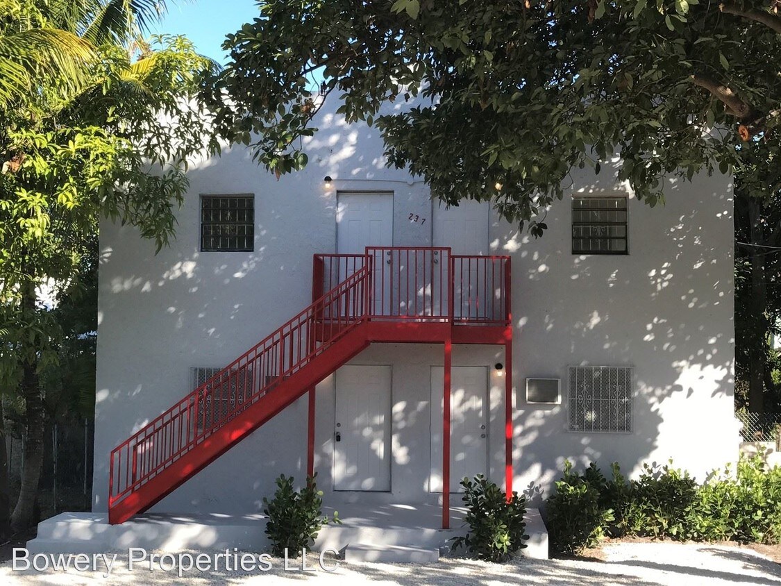 Foto principal - 237 NE 58th St