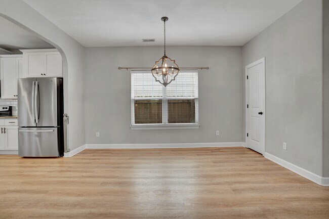 Foto del edificio - 211 Thalia Rd