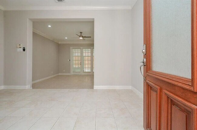 Building Photo - Luxury Galleria Location!