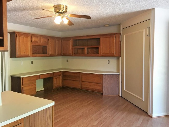 Building Photo - 1311 Antoine Dr
