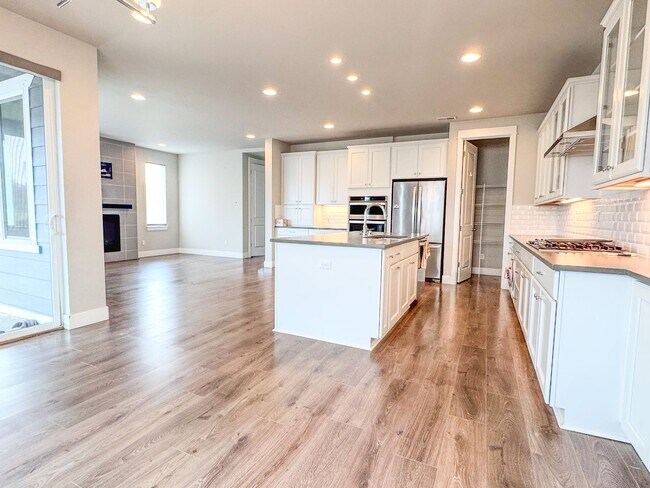 Foto del edificio - New 4 bed with bedroom and bath on main floor