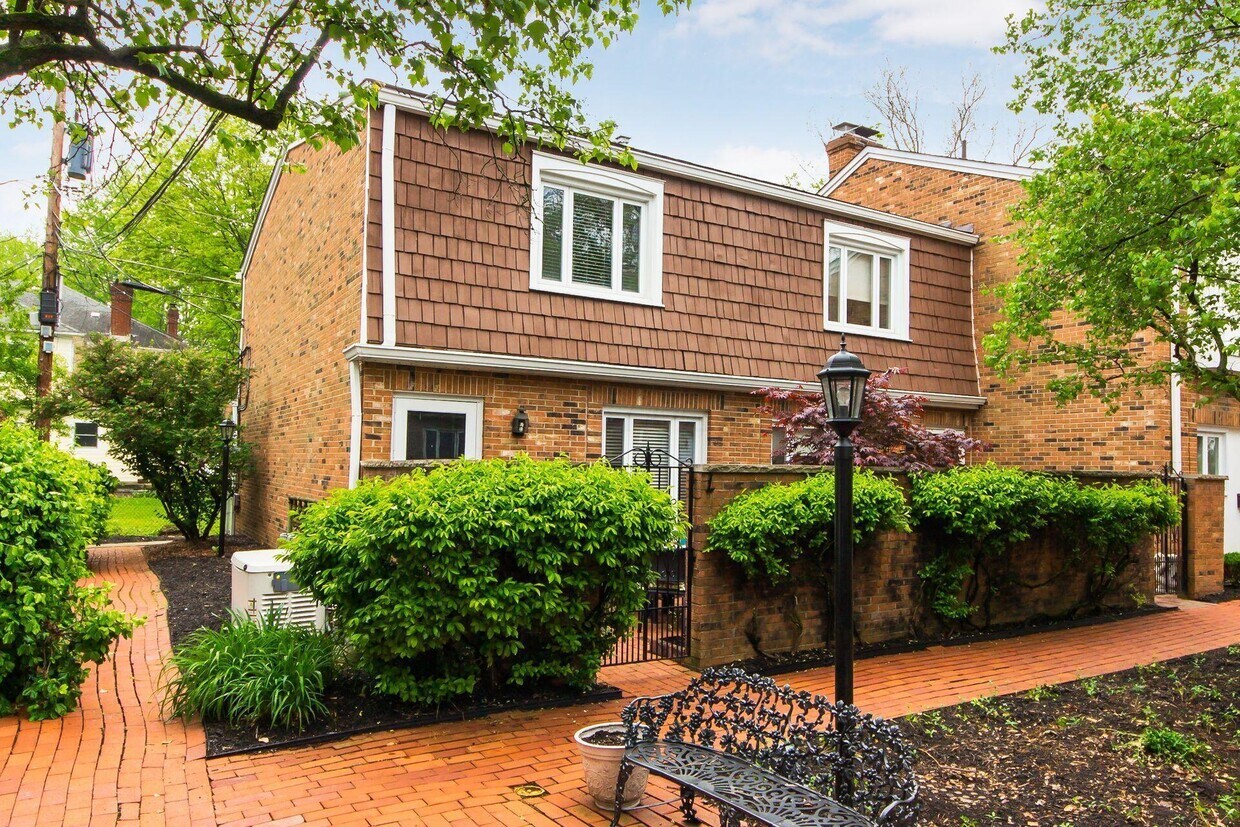 Foto principal - 108 E Dublin Granville Rd