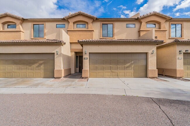 Foto del edificio - Large 3 bedroom 3 bathroom townhomes