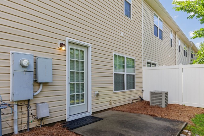 Foto del edificio - Spacious Townhome in Greensboro NC