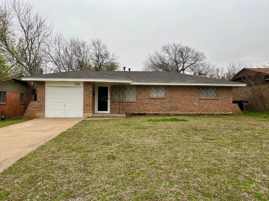 Charming Moore Home with Big Backyard! - Charming Moore Home with Big Backyard!