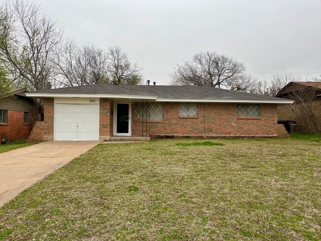 Charming Moore Home with Big Backyard! - Charming Moore Home with Big Backyard!
