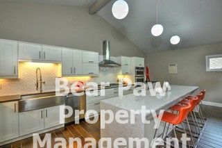 Building Photo - Beautiful Home on Golf Course