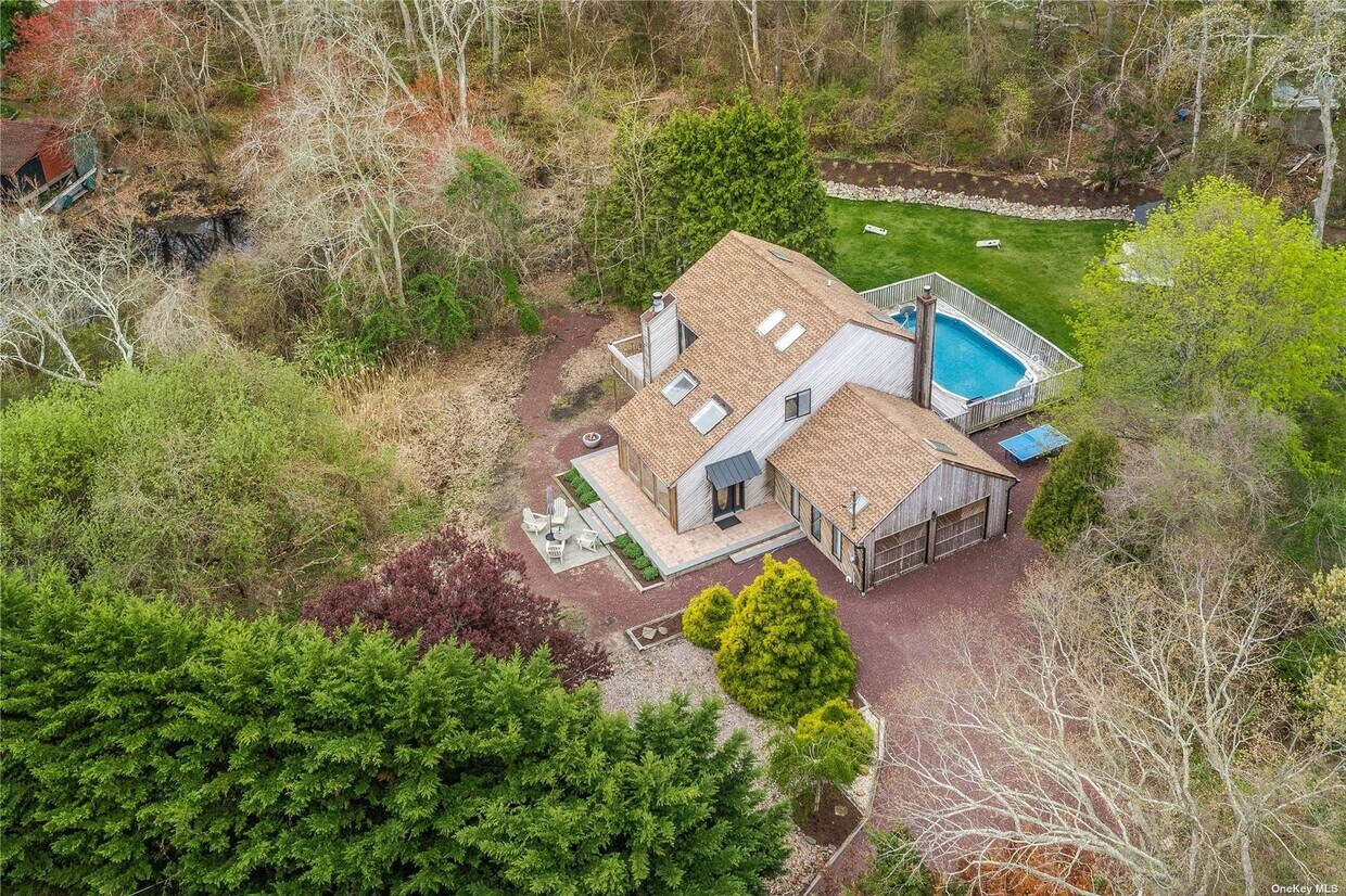 Primary Photo - 8 Arbutus Ln