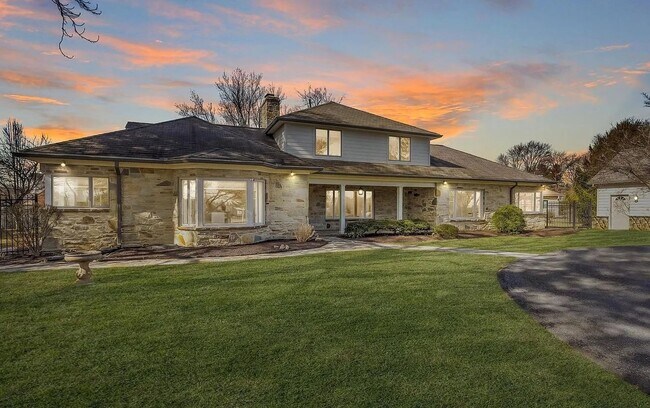 Building Photo - Stunning 4 BR/3.5 BA Single-Family Home in...