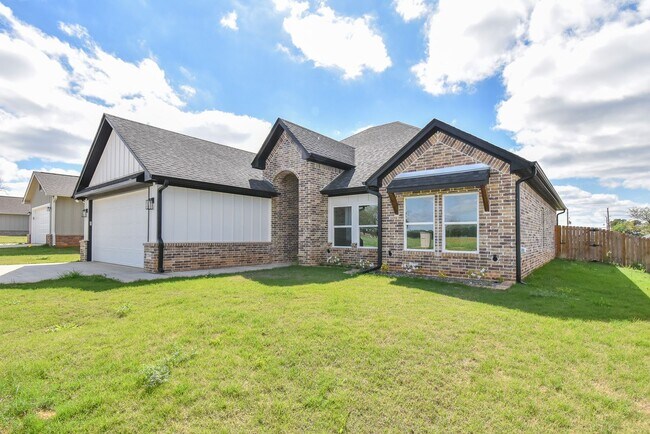 Building Photo - AVAILABLE NOW! Stunning 4 Bedroom 2 Bath i...