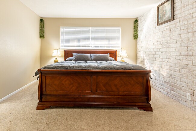 Foto del edificio - 823 Silverpines Rd