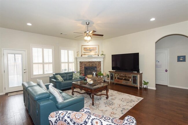 Building Photo - 204 Battleship Dr