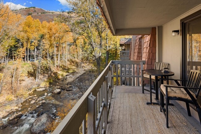 Building Photo - 1020 E Hopkins Ave