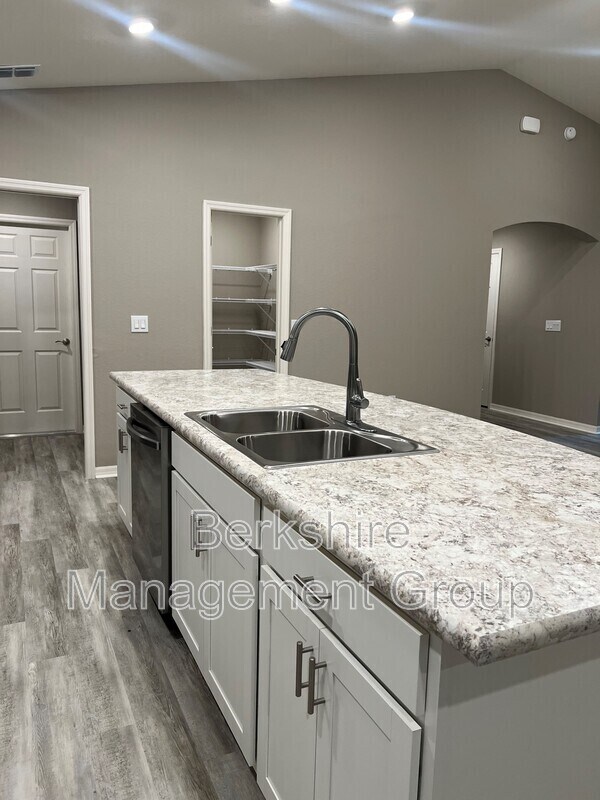 Foto del edificio - 1136 Brook Meadow Dr