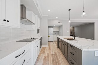 Building Photo - 2113 Lake Village Dr