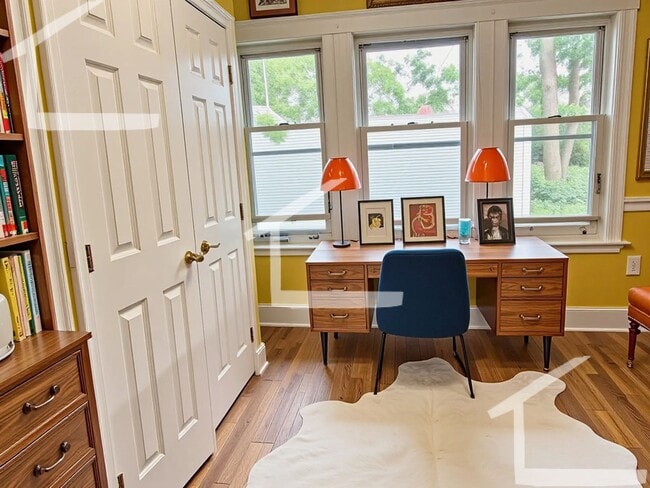 Building Photo - Nice large 3 bed unit located near Porter ...