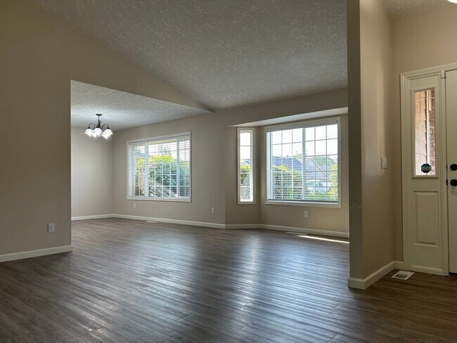 Foto del edificio - Beautiful Single Family Home in N. Keizer