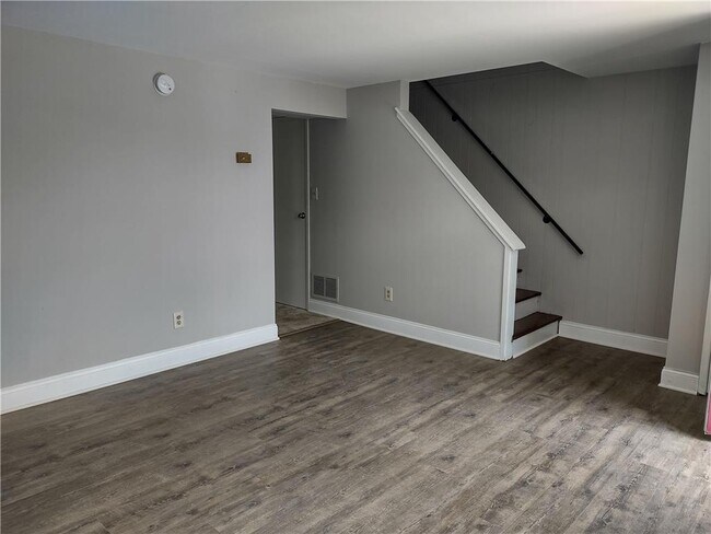 Foto del edificio - 121 E Hillcrest Ln