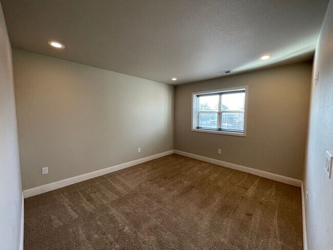 Building Photo - 4 BEDROOM, 3 BATH SINGLE FAMILY HOME WITH ...