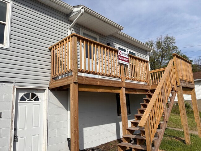 Building Photo - Newly Remodeled- 3 Bedroom, 2 Bath House w...