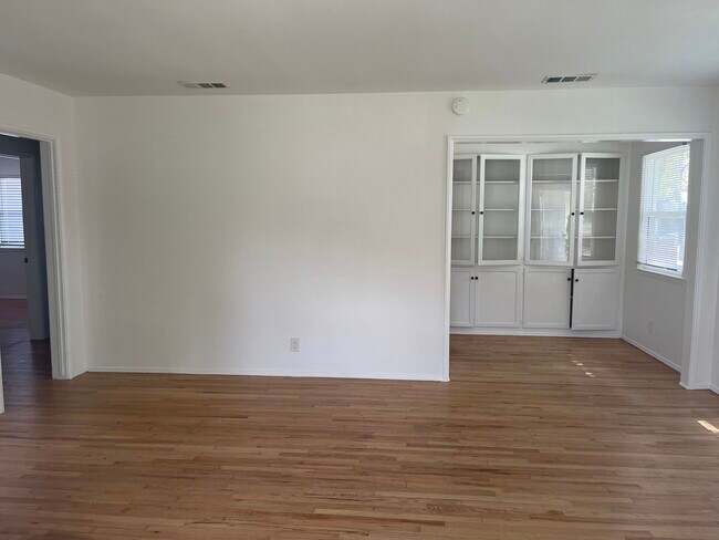Building Photo - 456 N Hollywood Way