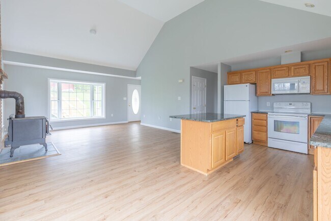 Building Photo - Charming 2 Bedroom Home