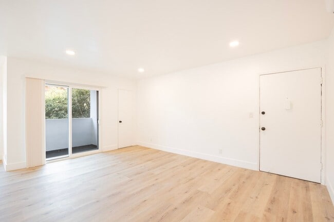 Building Photo - Recently Renovated 1 Bed / 1 Bath Apartmen...