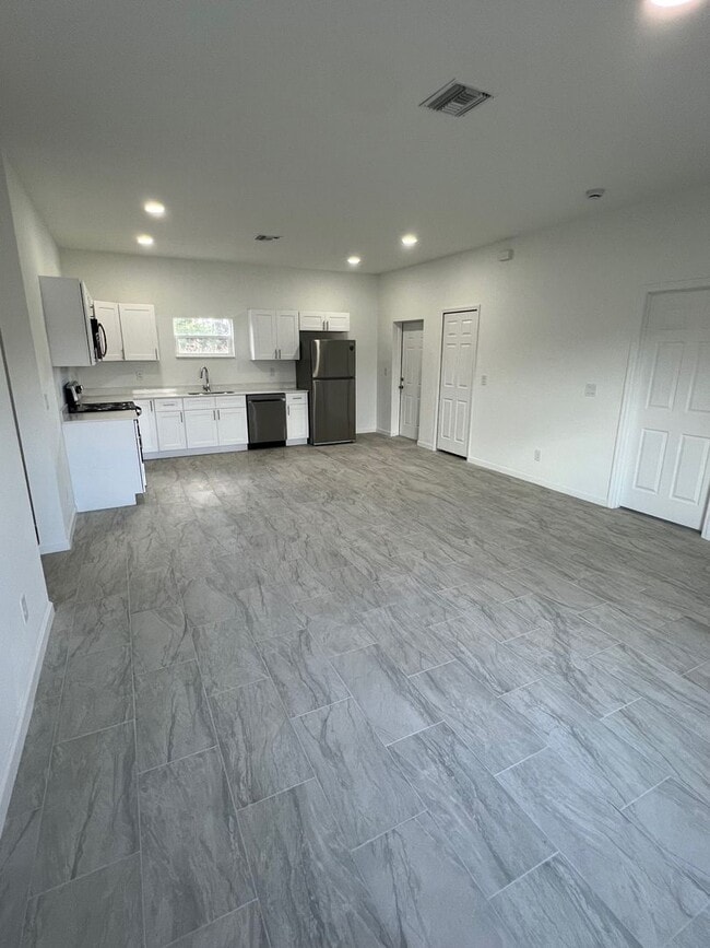 Foto del edificio - Brand-New 3BR/2BA Home with Garage – Serene Lake Placid Neighborhood