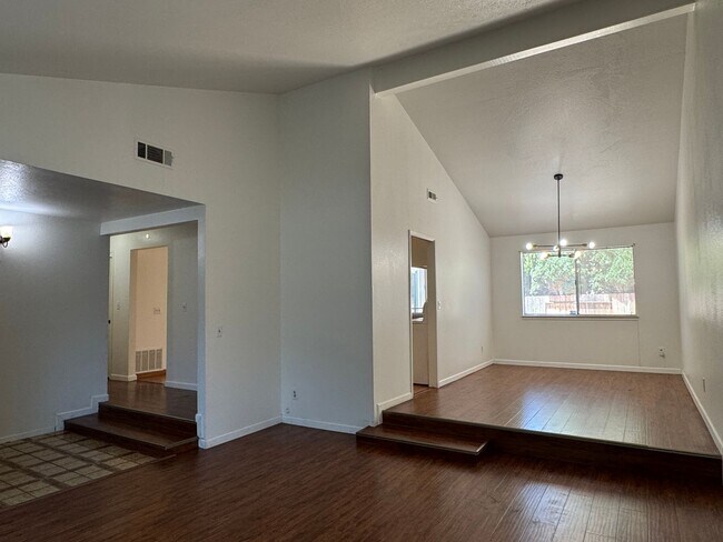 Foto del edificio - Large Four Bed, Two Bath Home In North Stockton