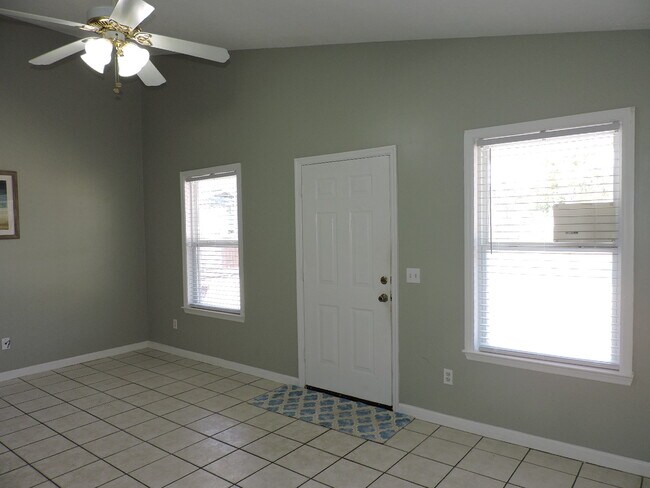 Foto del edificio - 5931 Pinetree Ave