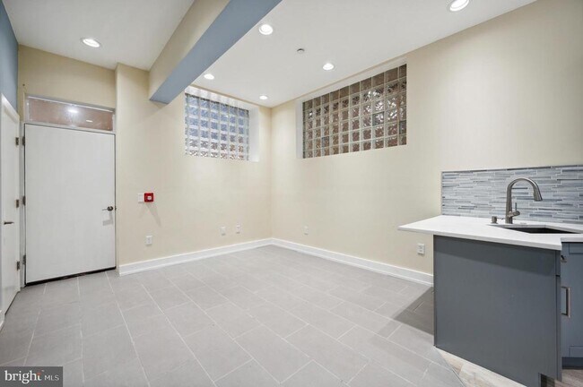 Foto del edificio - 2024 E Fletcher St