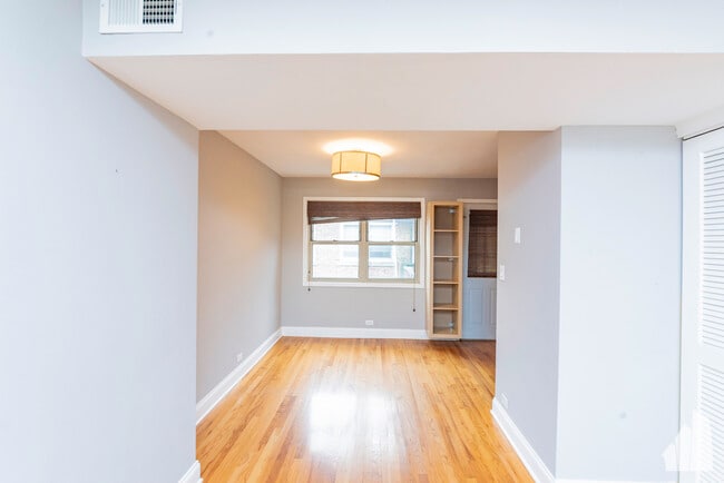 Building Photo - 7527 N Damen Ave