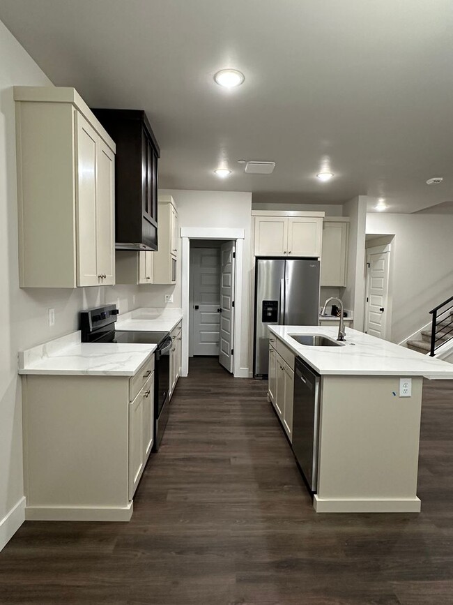 Foto del edificio - Stunning New 4 Bedroom Townhome in Idaho F...