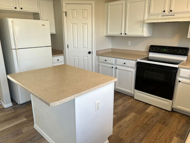 Building Photo - Beautiful 3 bedroom home avail 12/12