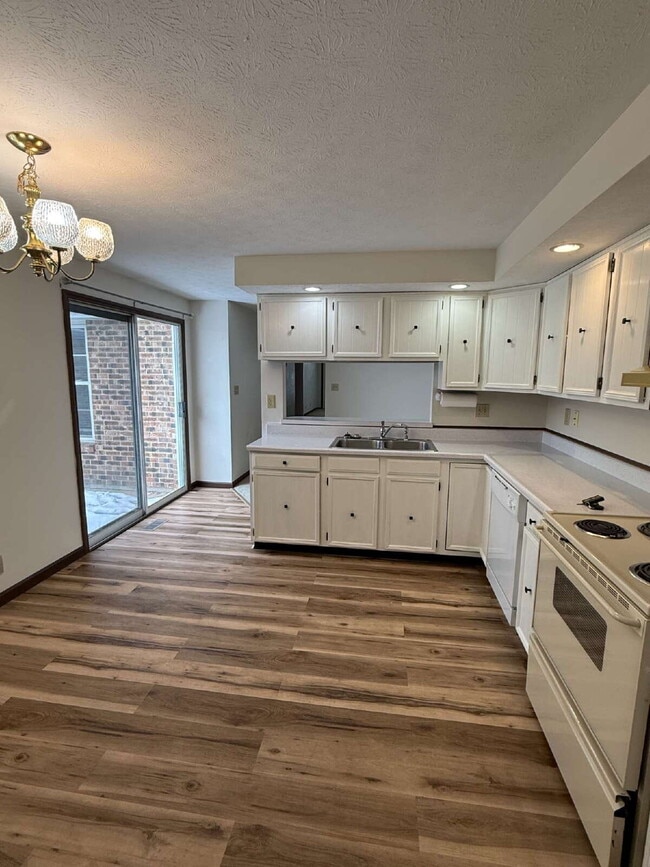 Building Photo - 162 Viking Ct