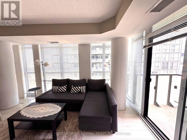 Building Photo - 400 Adelaide St E