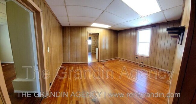 Building Photo - 1108 Tompkins Ave SE