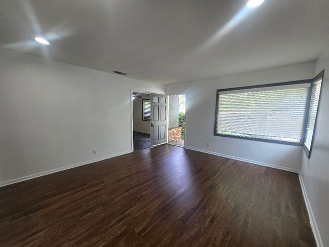 Building Photo - 2 Bedroom in La Crescenta