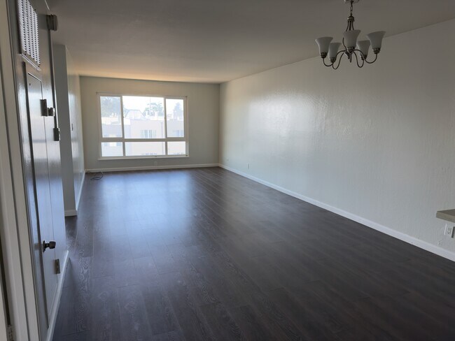 Walk in large living room - 2363 19th Ave