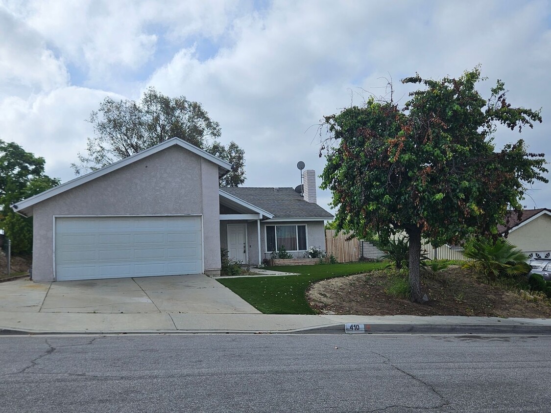 Primary Photo - 4 bed 2 bath house