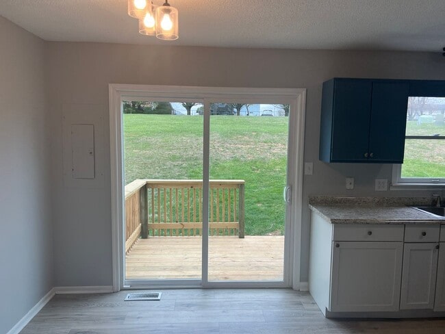 Building Photo - UPDATED 2 BEDROOM TOWNHOUSE WITH COMMUNITY POOL