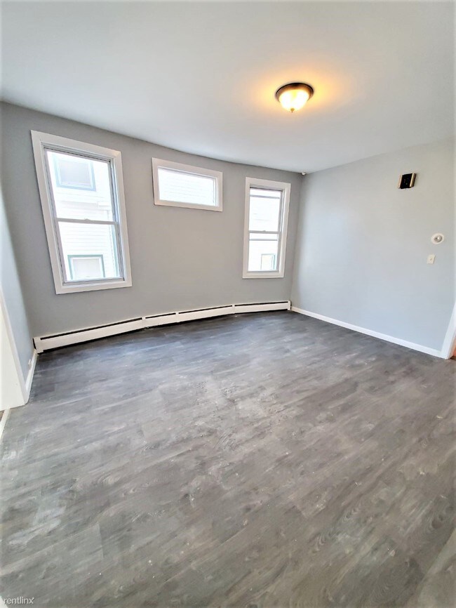 Building Photo - 2 br, 1.5 bath  - 11 Baldwin Ave Apt 2