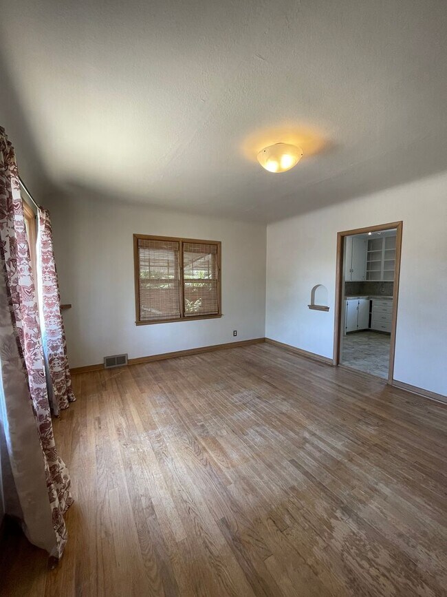 Foto del edificio - Charming Home w/ Fenced Yard in Central Lo...