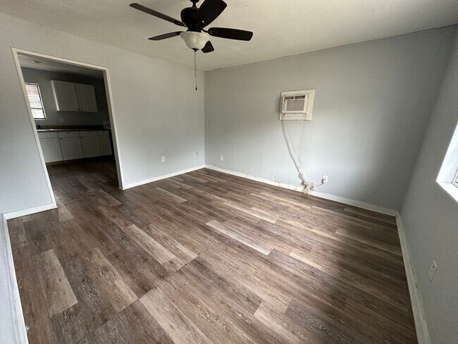 Foto del edificio - Cute 2 Bedroom Upstairs Apartment