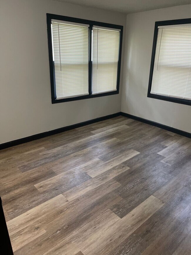 Building Photo - Recently updated 2 bedroom home