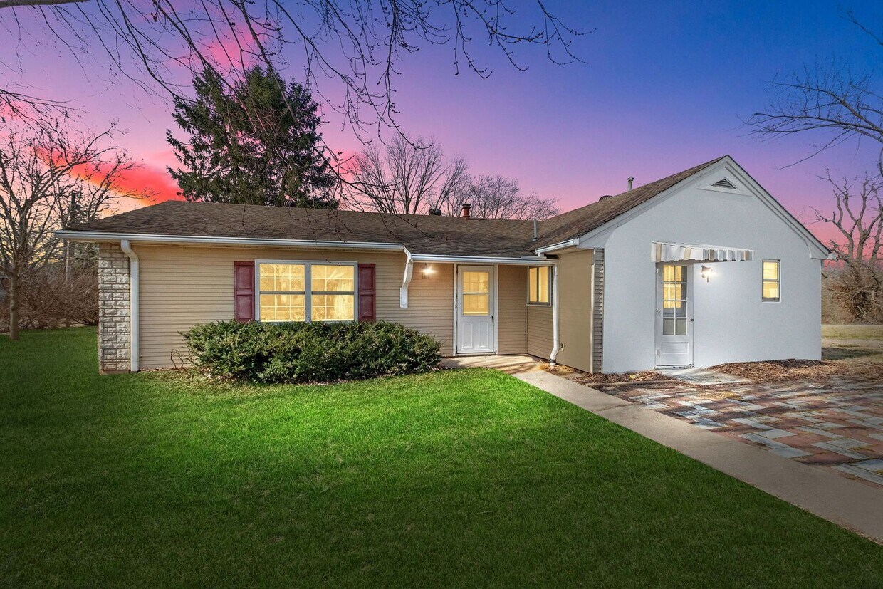 Primary Photo - 4 bedroom Single Family Home with 3 Car Ga...