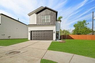 Building Photo - 15015 Almeece St