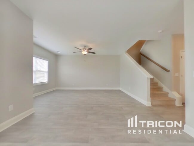 Building Photo - 1021 Crescent Moon Lp